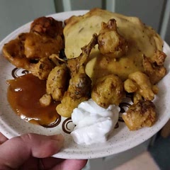 Tasty and crunchy. Served with cauliflower Pakora and a Nanzoni (hom made sour dough discard nan stuffed with Bombay potatoes) .
