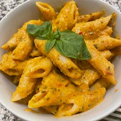 ⭐️⭐️⭐️⭐️⭐️ 
Think zucchini soup meets pasta sauce with a hint of chillie 😉. This dish was super easy to make. I added one chilli which gave it an additional kick. We were licking our bowls 🙂. So delicious!