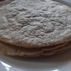 Muito boa! Super fácil de fazer e rende bastante! Aqui deu 8 tortilhas, dá até pra congelar. A massa vai ressecando conforme você vai abrindo, mas é só ir borrifando água ou molhando um pouco com as mãos que pronto: massa linda. Amei!
