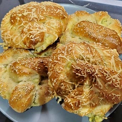 Skipped the water bath because I was pressed for time, but would definitely do it for the next time. Topped the pretzels with parm and sesame seeds, but they needed some salt. Add more mozzarella to filling!