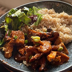 this marinade is gold. might be even better with some miso. added some shiitake mushrooms and oyster sauce, fryed it up with the tempeh.