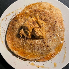 I had a leftover banana and some oats and turned them into these yummy pancakes quite quickly :) Added some maple syrup, cocoa powder, almonds, and peanut butter on top 👌