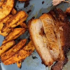 My husband made the meat, it was soooo juicy and delicious! We added some ras al hanout, too. 😊 My sister's spicy potatoes were an amazing accompaniment! 😍🧡
