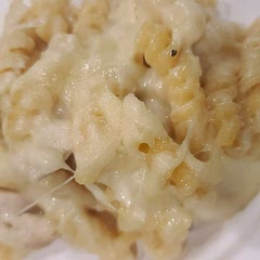 I used 2 jars of Alfredo sauce and added minced garlic and garlic powder.