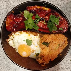 I wanted a spicy kick to my dinner, and that's precisely what I got 🥵😄. I served a gochujang glazed aubergine with it, which was, in hindsight, spice on spice, but oh well.
