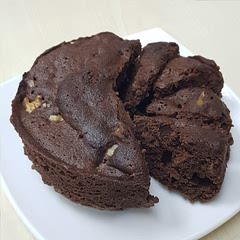 I don't have chocolate chips so I added some walnuts to the cake.