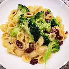 This was very good. To keep the dish warm though, I suggest either heating the serving bowl and plates, or placing the bowl ready to serve in a warm oven for 10 to 15 minutes. The broccoli should stay crisp but it will allow everything else to get to proper eating temperature.