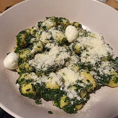 Delicious and easy. I used gnocchi instead of spaghetti and served with some mini mozzarella balls. Yummy 
