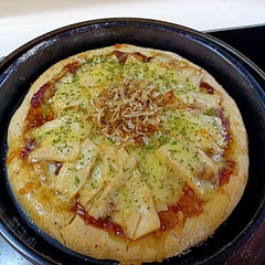 A great recipe to start with and to explore further. I used mixed flour of wheat and oat. Barbecue sauce with tomato paste and king oyster mushrooms with pizza cheese mix. Topped with anchovies flakes.