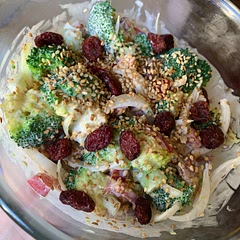 What a combination of flavors, delicious!🥦🥓
I didn't have sunflower seeds, but sesame also gave a great note!