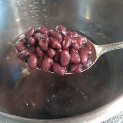 My family loves black beans. This is a delicious recipe for quick and easy black beans. The flavor/spices could be a little stronger but overall not bad.