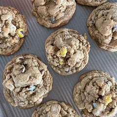 The recipe makes 12 if you make them this big! If you don’t want them this big (they’re pretty sweet) I’d say you could probably cook them standard size and make more out it as well.