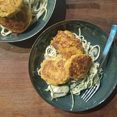 hat nach sehr wenig geschmeckt leider. habe mich genau ans Rezept gehalten und fand die Geschmackskombi sehr vielversprechend, ich liebe zB Tahin. Nachsalzen und -pfeffern hat eher dazu geführt, dass alles andere etwas unterging. Schade!