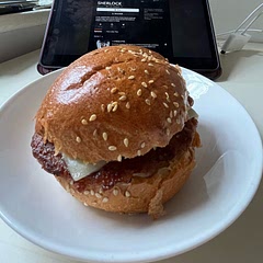 Fist time we’re making homemade burger and I’m sure about one thing: shop bought can’t beat homemade! 🤐 Definitely so much tastier than the ones you can buy! Served with mustard pickles and slice of cheese. We skipped chips. 🍔🍔🍔
