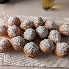 Made about 16 balls weighing 17-18gm each (all ingredients weighed, not sure why off a bit). Took a couple minutes longer in the deep fryer because of the size. My husband ate his half with powdered Swerve and homemade raspberry sauce, ate mine with raspberry sauce and leftover cheesecake filling. Yum!!!! Will definitely add to frequent rotation. Not very sweet at all, but that allows for additional toppings, if wanted. Otherwise, I would recommend increasing the sweetener in the dough.