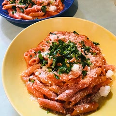 Its simple and delicious! But i mixed it with spicy paprica powder and dryed tomato with chili. And parmezan on a top❤️‍🔥 one note: i added too much tomato sos. 
Still awesome