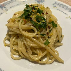 I recommend chilli flakes on top of it, for a spicy flavour, that goes perfect with the freshness of the lemon juice.