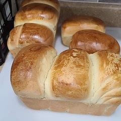This bread is delicious. I'm going to make pretzels from this dough next time.