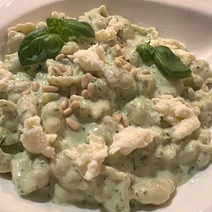 Absolutely delicious 👌🏻 I pulled some mozzarella over it, just because. If you love basil, you’ll love this pasta. Very creamy and satisfying 🤤
