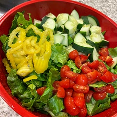 This salad was really good. I added the pita and dressing after I took this picture , because I didn't want it to get soggy! 10/10 will be trying this again💖