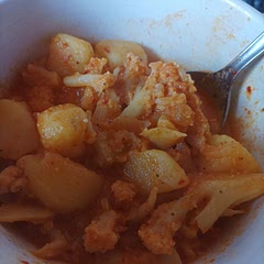 Ich habe die Kartoffeln, und den Blumenkohl vorgekocht, und ein wenig gemörserten Koriander hinzugegeben. Es war lecker!