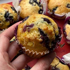 I put 2 heaped tablespoon of batter into the muffin tin holes.