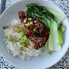 I prepared the tofu and sauce earlier in the day so all I had to do later on was put it all together. I had pak choi instead of broccoli and it was all very tasty.