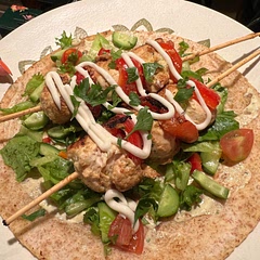 The yogurt sauce makes the chicken juicy!