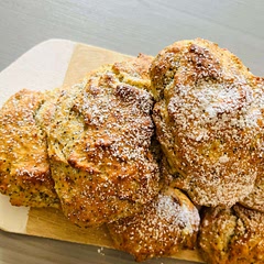 Super fluffy and moist at the same time. I loved the flavor of poppy seeds. Had them with Nutella and cloudberry marmalade. 🤍