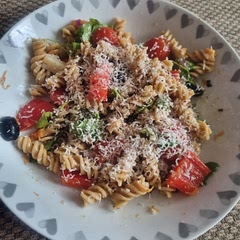 This is so yummy and summer fresh. It took me about 20 minutes to cook the pasta, chop up the very and make the dressing. I've made the batch and I've now got ready made cook-free meals for the week.