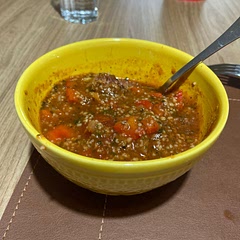 One garlic clove is way too little garlic. Two bell peppers seemed a bit much…
I used calabrian pepper because I didn’t find chili. It serves about eight people - and thatybecause I didn’t used all the tomato cans it says to!