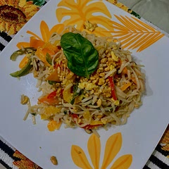 Hice unas pequeñas modificaciones, agregué hongos e hice las salsa Hoisin casera. Quedó espectacular, muy rico mi primer Pad Thai 😁