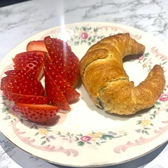 Rolling them wasn’t as easy as I thought lol 🤦🏻‍♀️ but some ended “decent” shaped. I made them on the air fryer and they turned flaky and crispy
