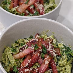 Great, interesting sauce. Easy to make in 10 min. I made mine with spinach pasta and the good bacon.