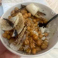 The sweet heat is so yummmmm. I didn’t have fennel so just charred some onions on the side without any seasoning. I also subbed rice for quinoa!
