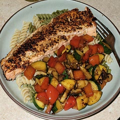 Used zucchini, mushrooms, and red bell pepper as my veggies instead. Very yummy 😋