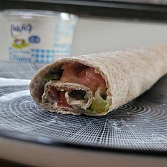 Ajout d'un avocat et de poivrons dans une tortilla au blé complet. A refaire mais avec une tortilla de blé simple aha le côté complet prend bcp le dessus sur les ingrédients 🌯