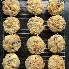 Very tasty, love the crumble. Advise to M
ake small chunks of cream cheese and put more on. I made the mistake of putting 2 larger blobs.