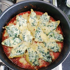 Definitely needs more seasoning then recioe states but once added it was really good and super easy
a nice addition might be panceta or something salty like that
(may have gone overboard with the mozzarella! )