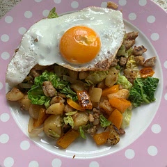 I used some tin potatoes because I didn’t have any left overs, I would definitely prefer roast potatoes but it was still tasty 😋