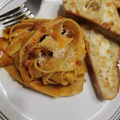 Added some bomba this time for more spice and a couple pieces of grande ciabatta garlic toast 😋🍝