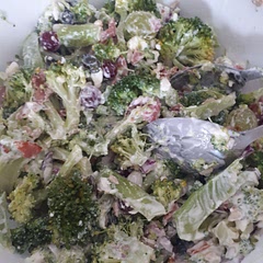 Sehr lecker. Ich habe den Brokkolie vorher etwas angekocht, Trauben anstelle Cranberrys genommen, ich habe für die Sonnenblumkerne einfach Salatmixkerne genommen, Mayonnaise weg gelassen und dafür etwas Essig zum Joghurt getan.