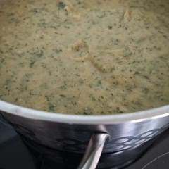 I made this recipe after receiving a box of left-over celery, dill and parsley.
The taste is very satisfactory and I like the versatility it allows, like "hiding" two spoons of nut butter or adding proteins.