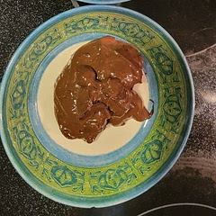 Not exactly prettily played but oh well. Tastes like chocolate pudding. Like the Jello cups you'd buy. Only better. Richer. Definitely will make on repeat!