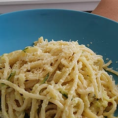 I used Créme fraiche instead of heavy cream. One garlic was enough since I put a chilipepper-garlic spice. I added parmesan cheese.