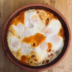 Shakshuka is a simple dish but sooooo tasty! It is so satisfying, you can serve it for breakfast, lunch, or dinner. Next time I would add more cumin and chili. 🤹‍♀️