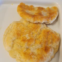 Very lite taste, but absolutely wonderful with any dish, I served mine with eggs and bacon this morning! And my daughter was able to help!