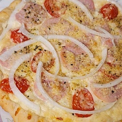 Wonderful taste! I didn't want just cheese, so I added some tomato, onion, and ham! 
Absolutely loved it! Also made a separate one for the kids as a deep dish w/o the veggies! We all loved it!