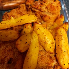 So delicious! I was craving potatoes so I swapped the broccoli for potatoes. Hubby approved and he said he never wants to eat KFC again 🤣