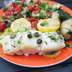 I served with salad, salad potatoes and spinach. Incredibly tasty.